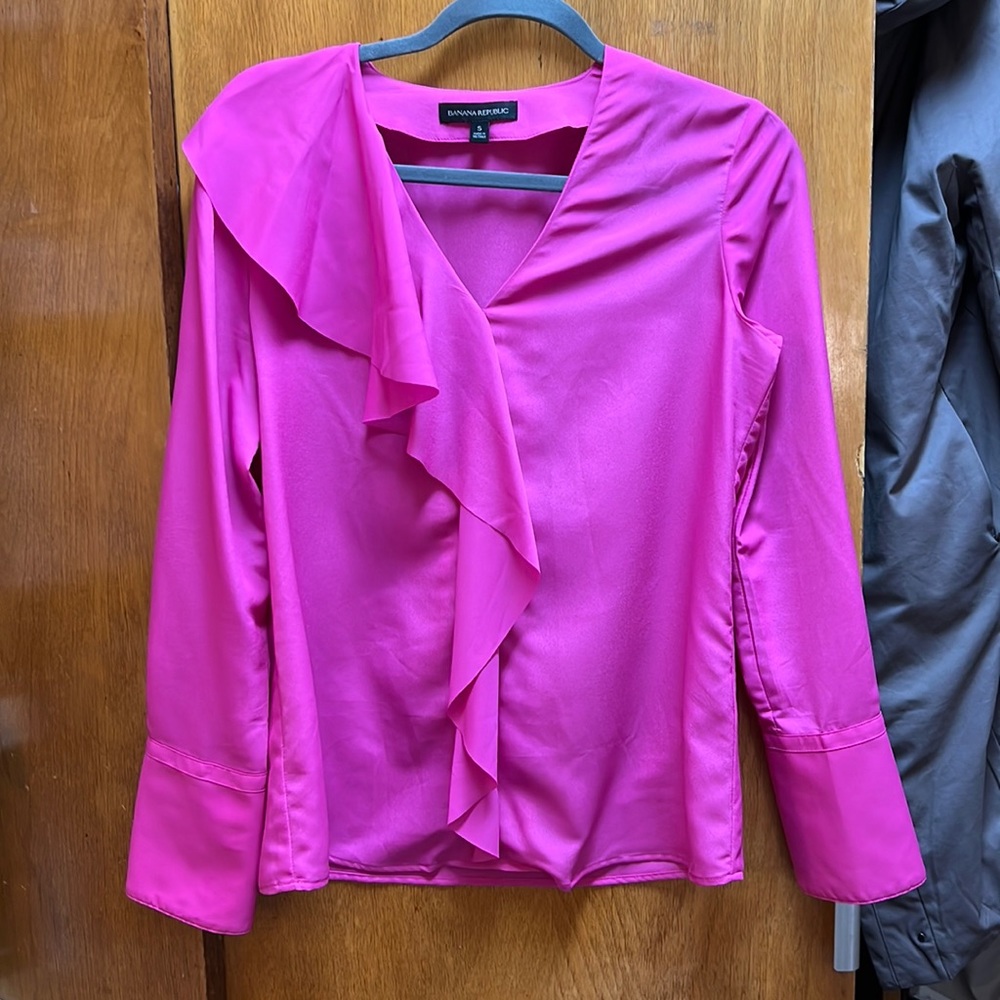 Banana republic pink ruffle blouse 💕